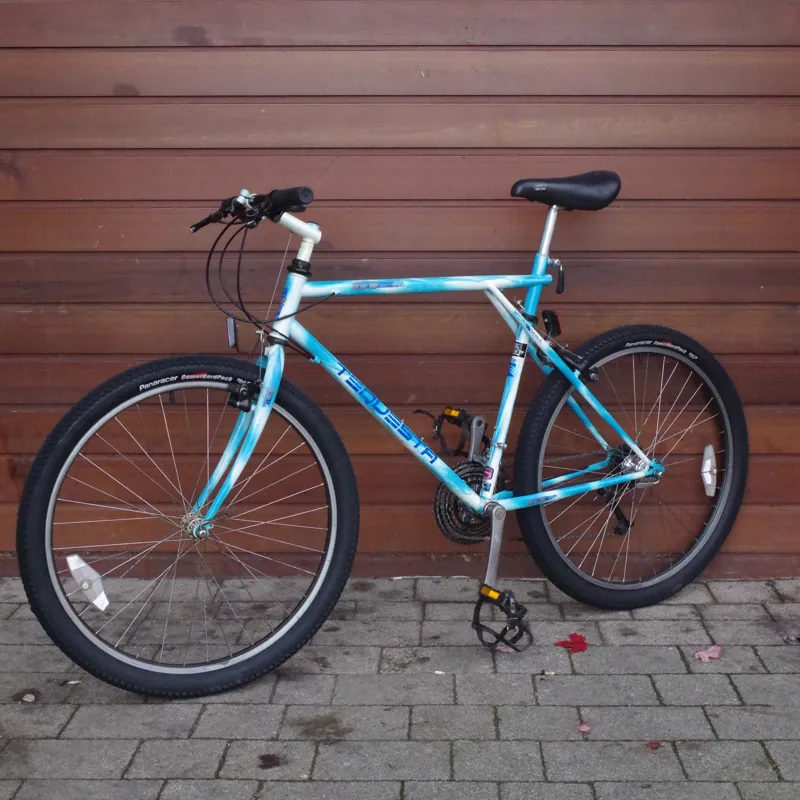 Pre Loved GT Tequesta Large Blue and White 1990-1